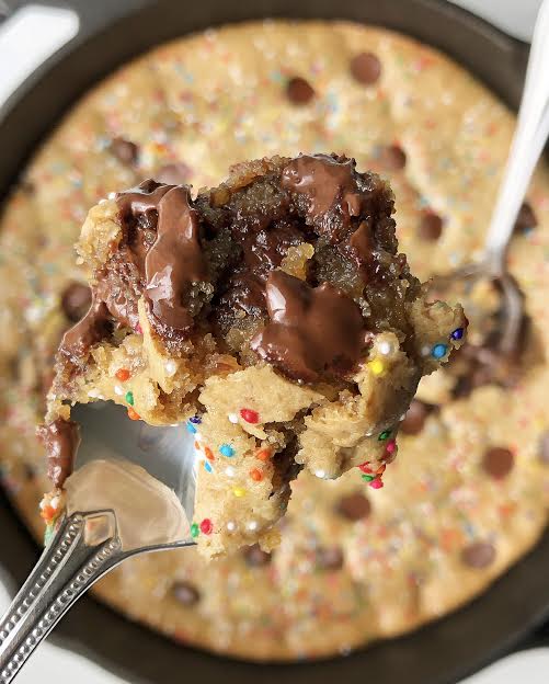 birthday-cake-chocolate-chip-skillet-cookie-close-up