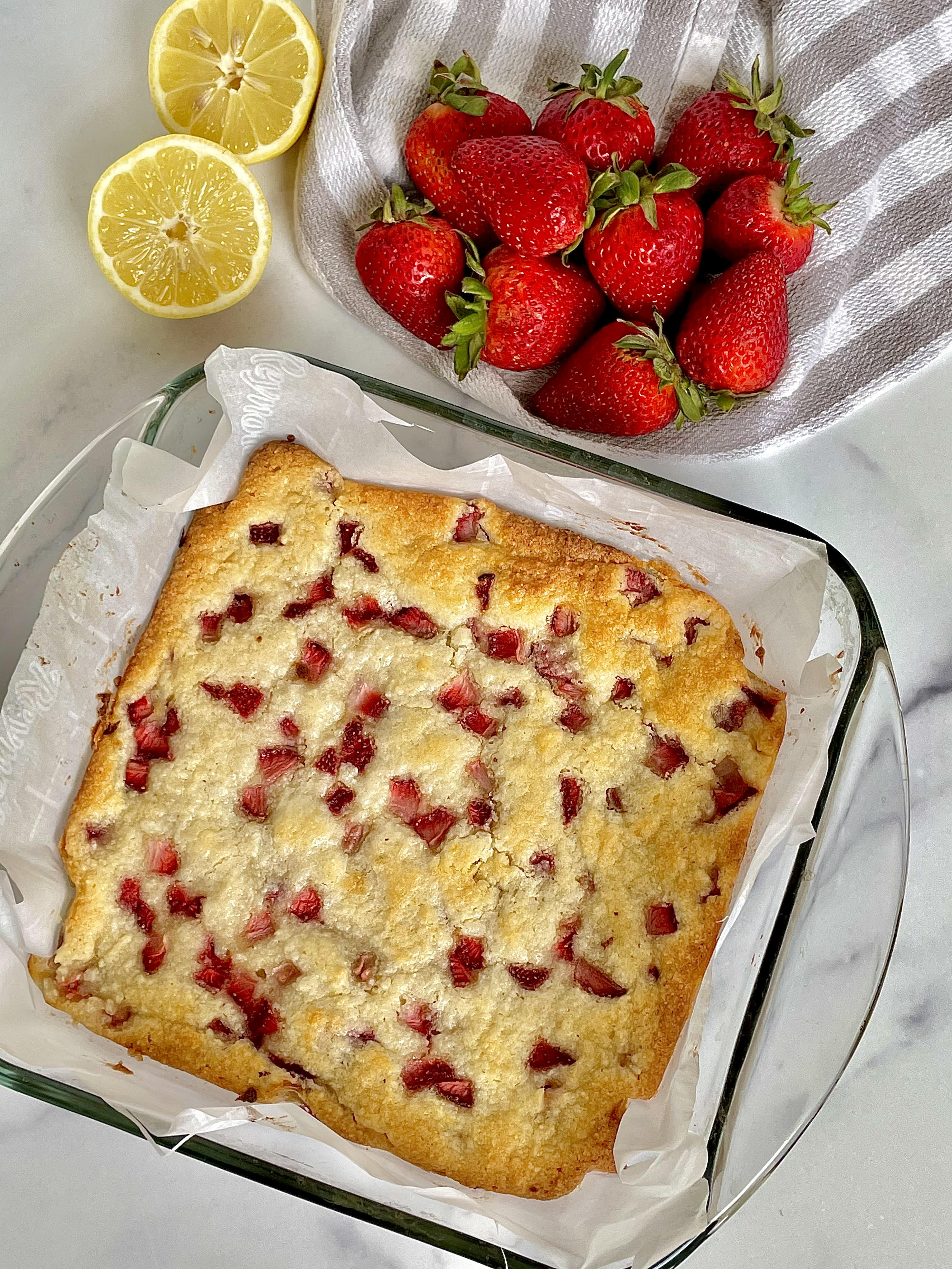 strawberry-lemon-cake-bars